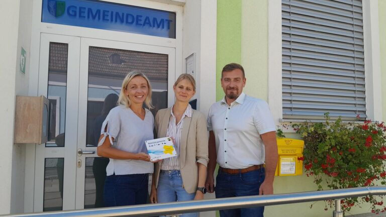 Mobilitätsbeauftragte und Mobilitätsmanagerin der Gemeinde Rauchenwarth vor dem Gemeindeamt