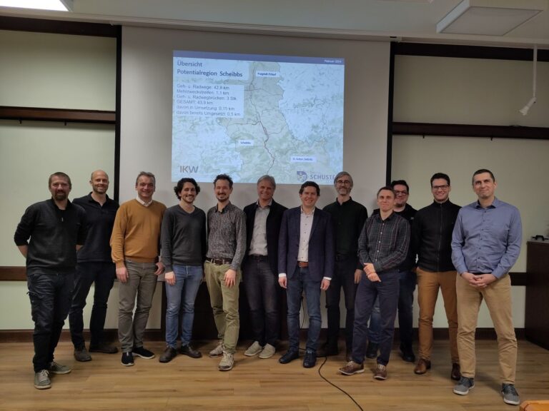 Gruppenfoto mit Übersicht Potentialregion Scheibbs Radwege in den Radbasisnetzen Schiebbs und Wieselburg