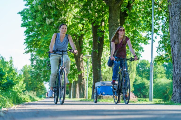 2 Fahrradfahrer auf dem Fahrradweg