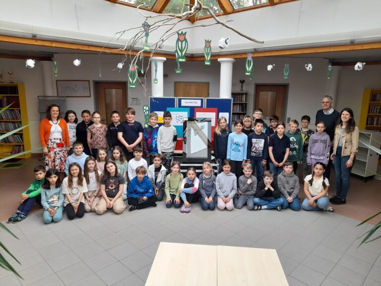 Klassenausflug startklar für den Schulweg mit Öffis
