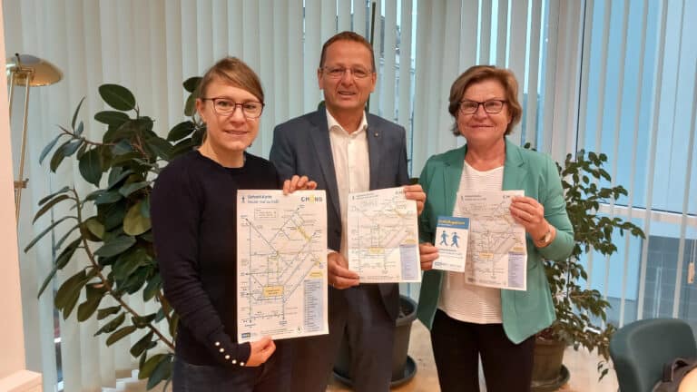 3 Personen mit Gezeit.Karte für Gmünd