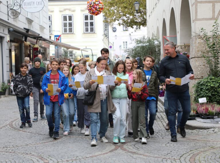 Schülerinnen und Schüler gehen durch Fußgängerzone