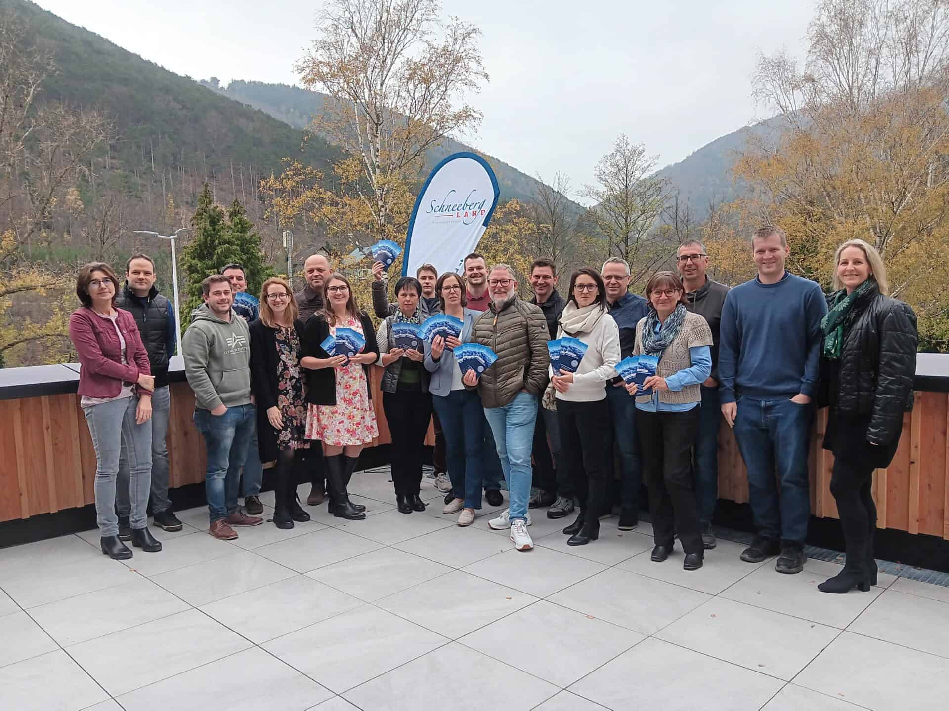 großes Gruppenfoto bei Amtsleitertreffen Schneebergland