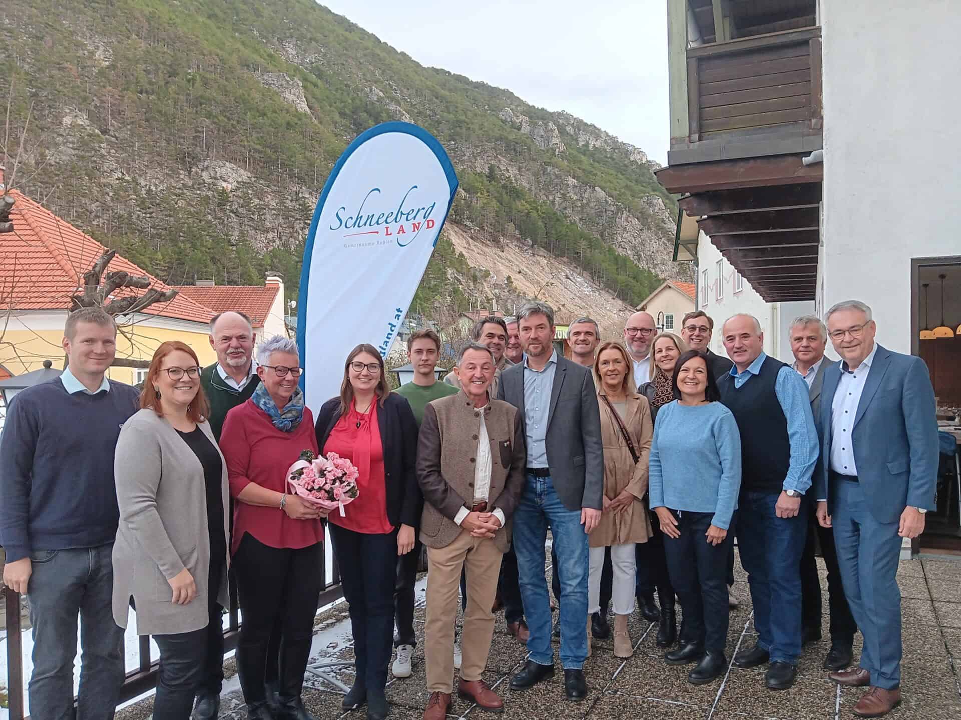 großes Gruppenfoto bei Sitzung Schneebergland-Bürgermeister