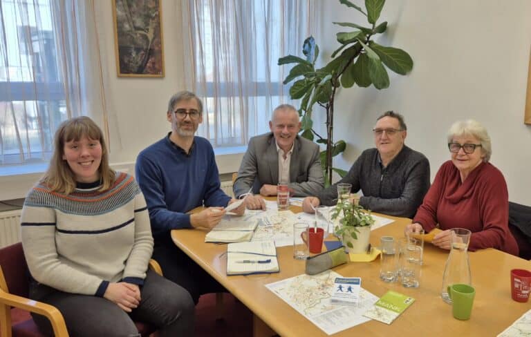 5 Personen bei Besprechung in Mank wegen Gehzeit.Karte