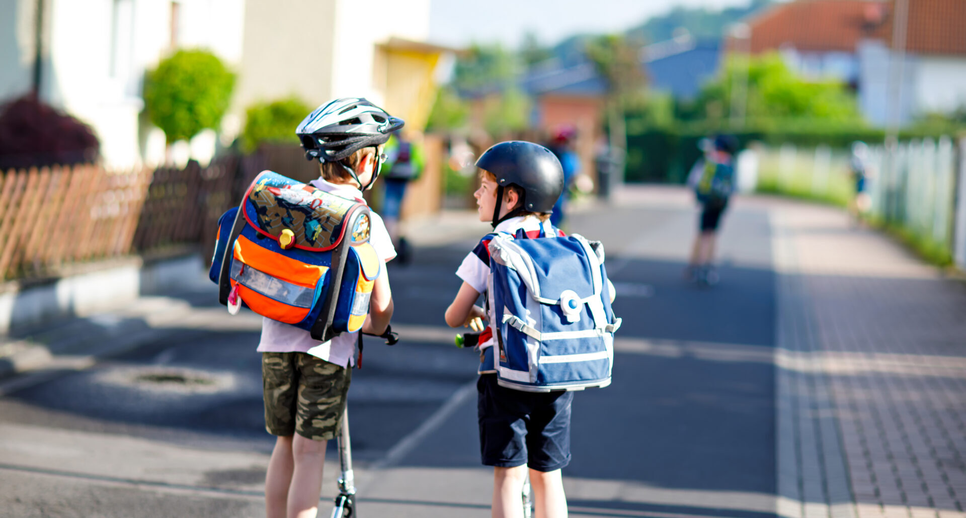 Kinder auf Scooter