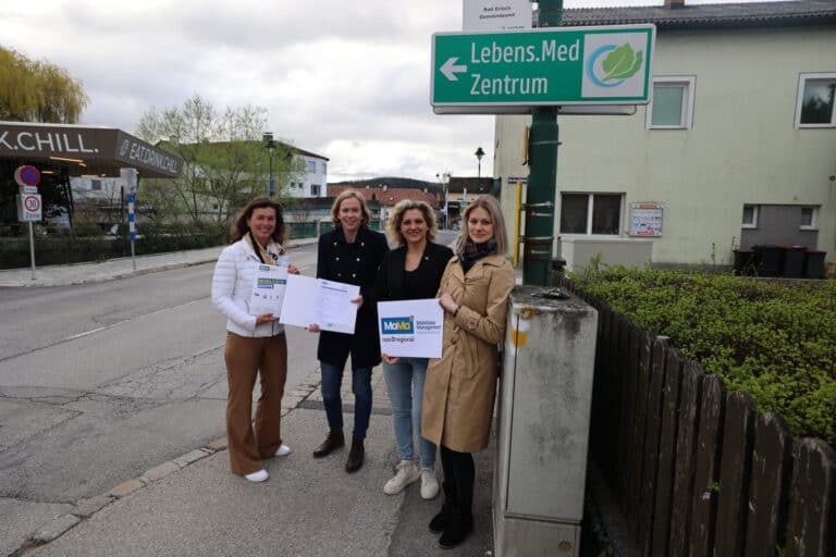 Gemeindevertreter mit Mobilitätsmanagerinnen präsentieren Mobilitätsmappe