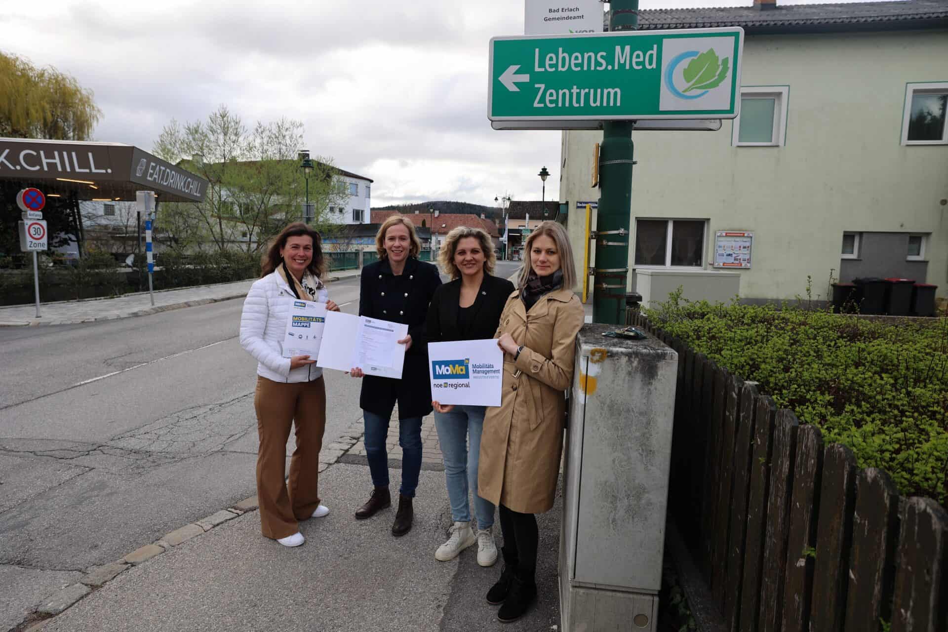 Gemeindevertreter mit Mobilitätsmanagerinnen präsentieren Mobilitätsmappe