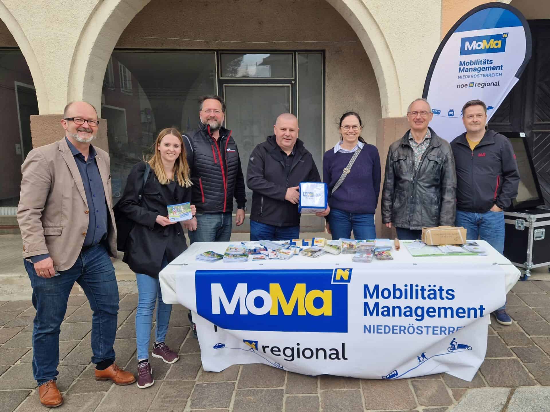 7 Personen stehen beim Stand vom Mobilitätsmanagement