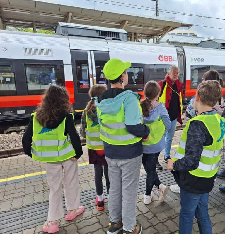 Kinder bei öffentlichen Verkehrsschulung