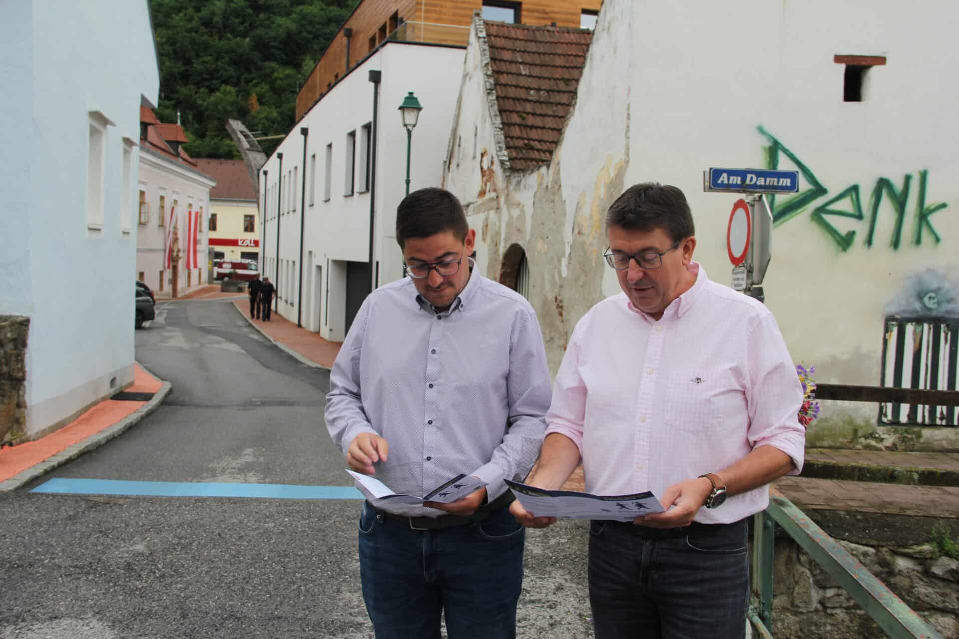 Bürgermeister Karl Kager und Mobilitätsstadtrat Mario Tanzler probierten die neue Gehzeit.Karte sogleich selbst aus.