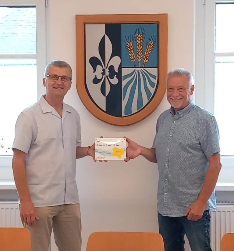 Mobilitätsmanager Zbiral überreicht die MoMa-Plakette an Bürgermeister Porsch