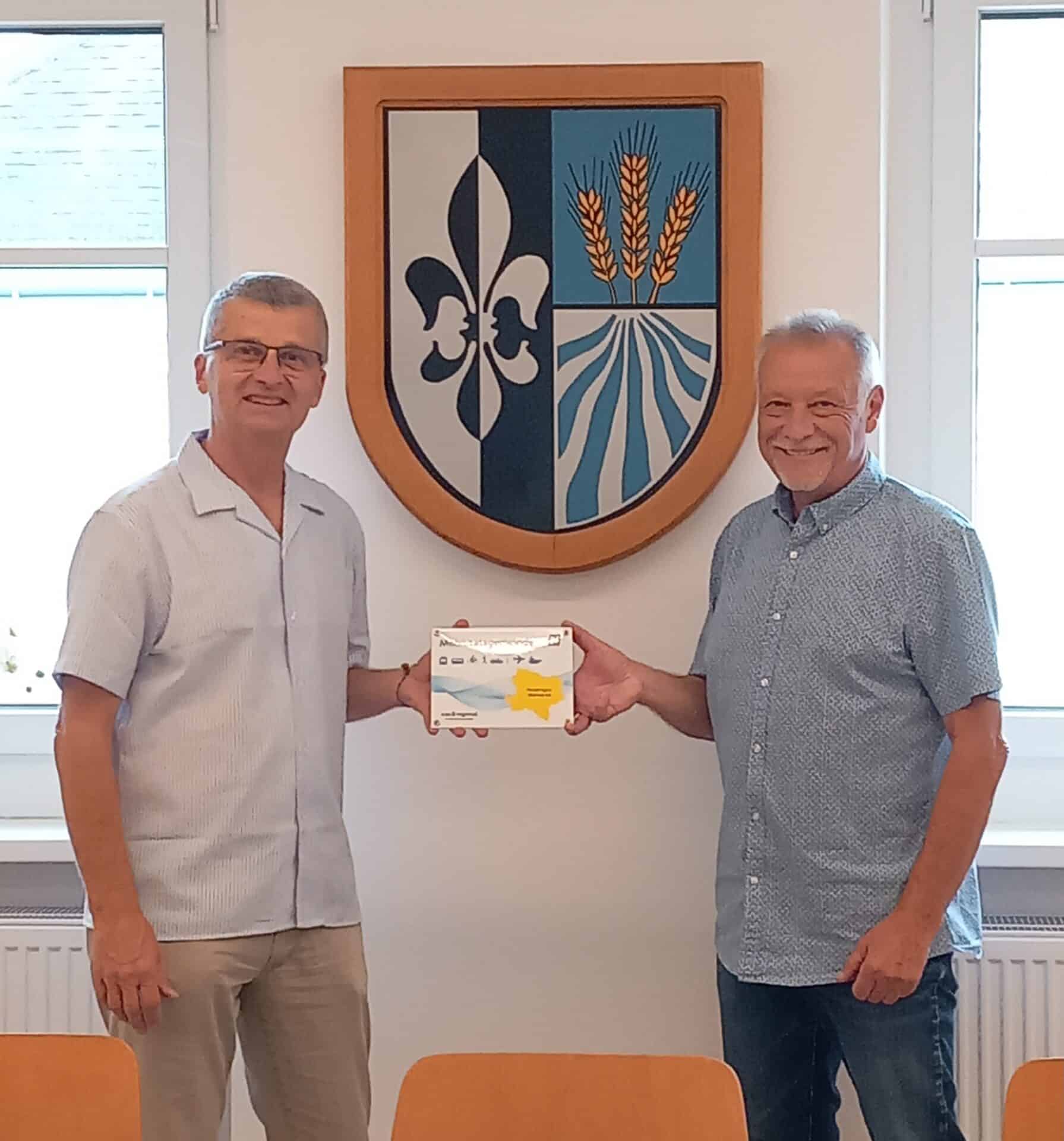 Mobilitätsmanager Zbiral überreicht die MoMa-Plakette an Bürgermeister Porsch