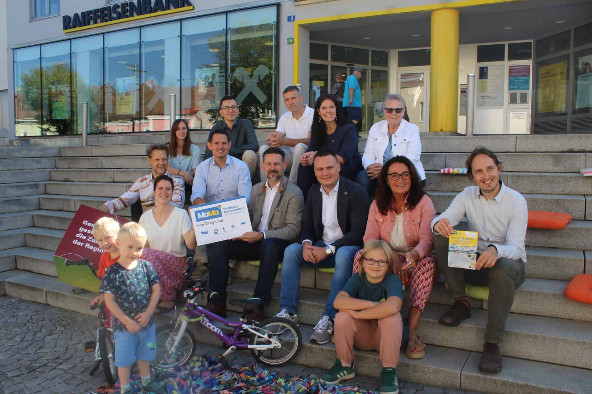 Politikerinnen und Politiker sitzen mit Organisatorinnen des Mobilitätsfests auf der Stiege.
