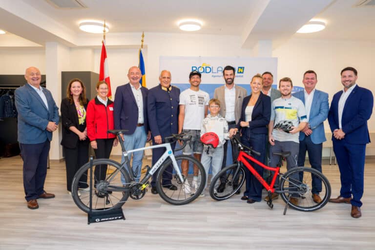 12 Personen und 1 Kind mit Rädern bei den Radkids