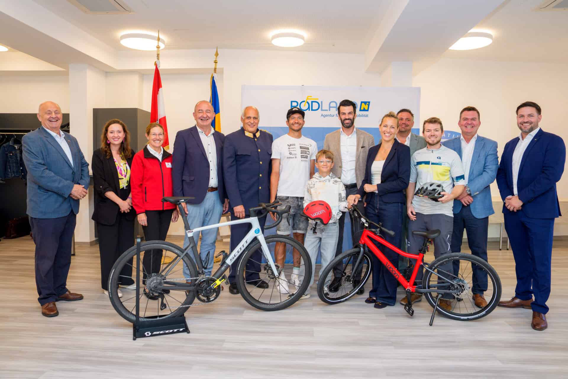 12 Personen und 1 Kind mit Rädern bei den Radkids