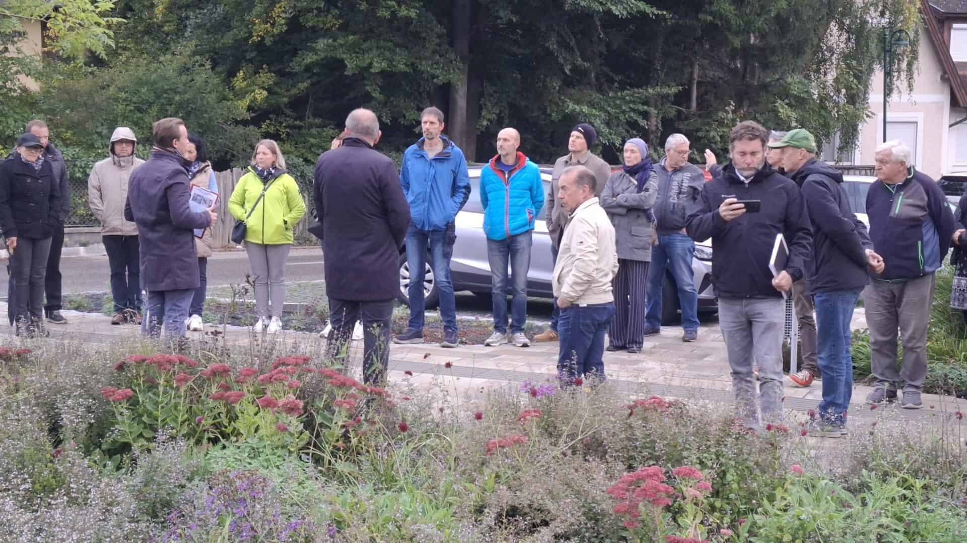 mehrere Personen bei einer Exkursion