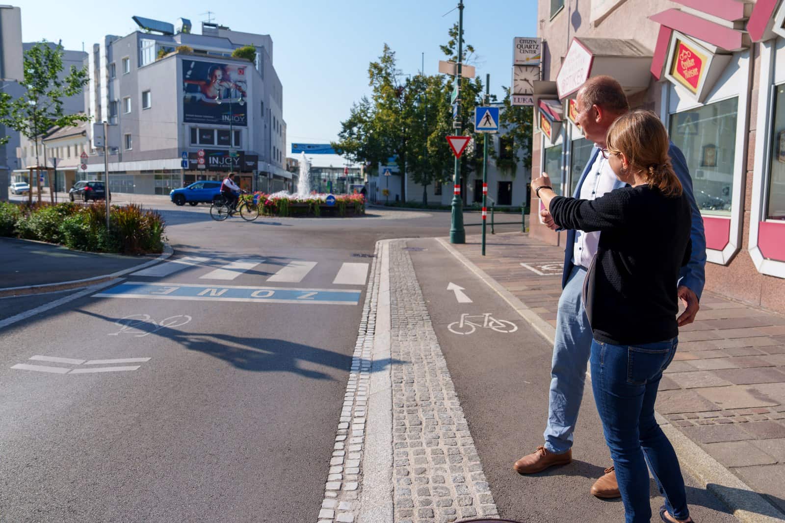 2 Personen auf einer Radweg Zone
