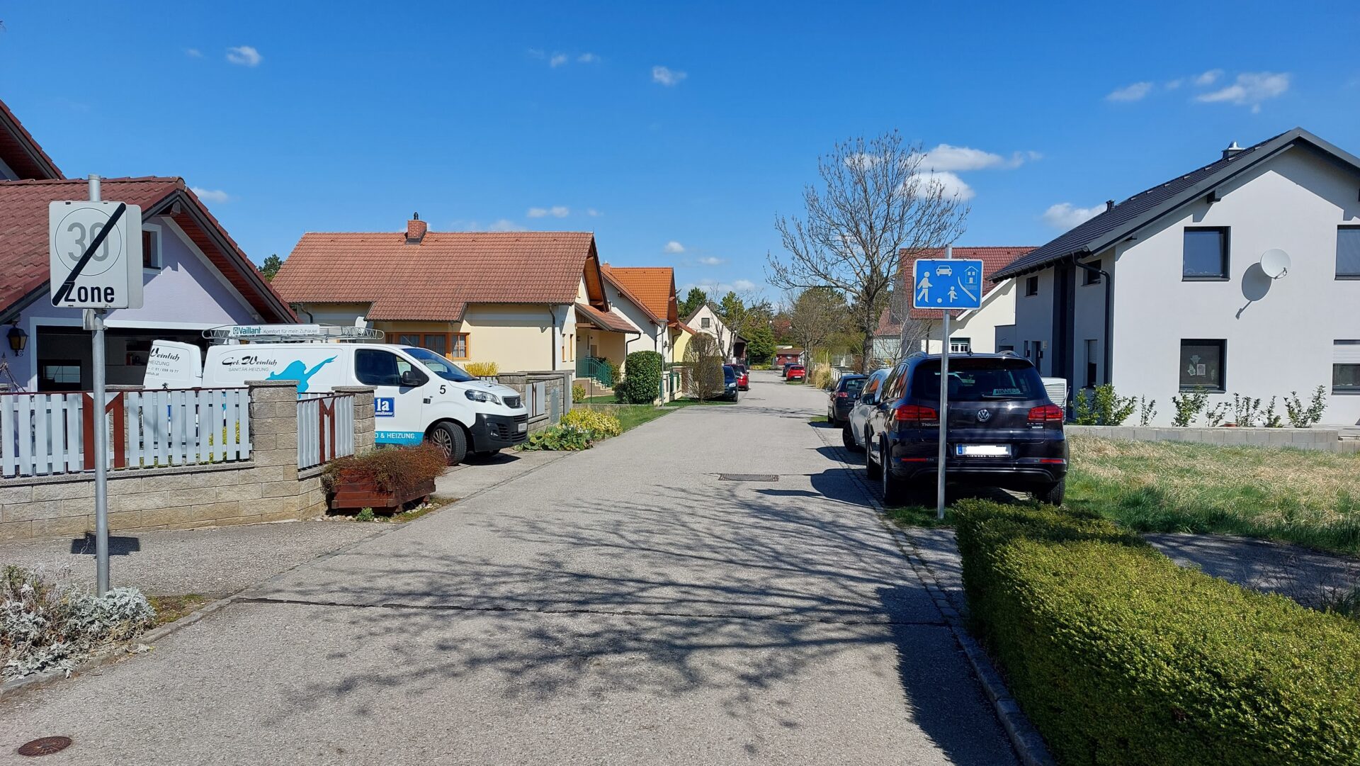 zu sehen ist eine Wohnstraße in Achau