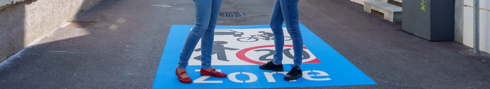 2 Personen auf Begegnungszone