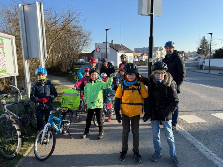Kinder unterwegs mit dem SchulRadBus