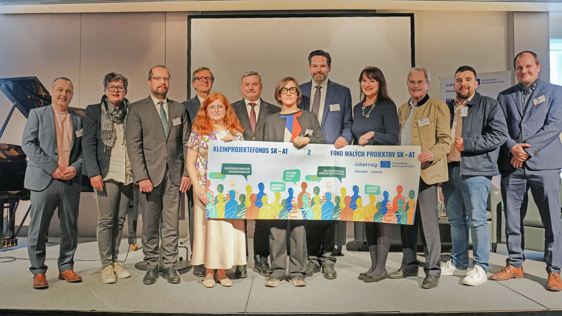 großes Gruppenfoto Mitwirkende und Vorsprechende bei SK-AT Kleinprojektefonds