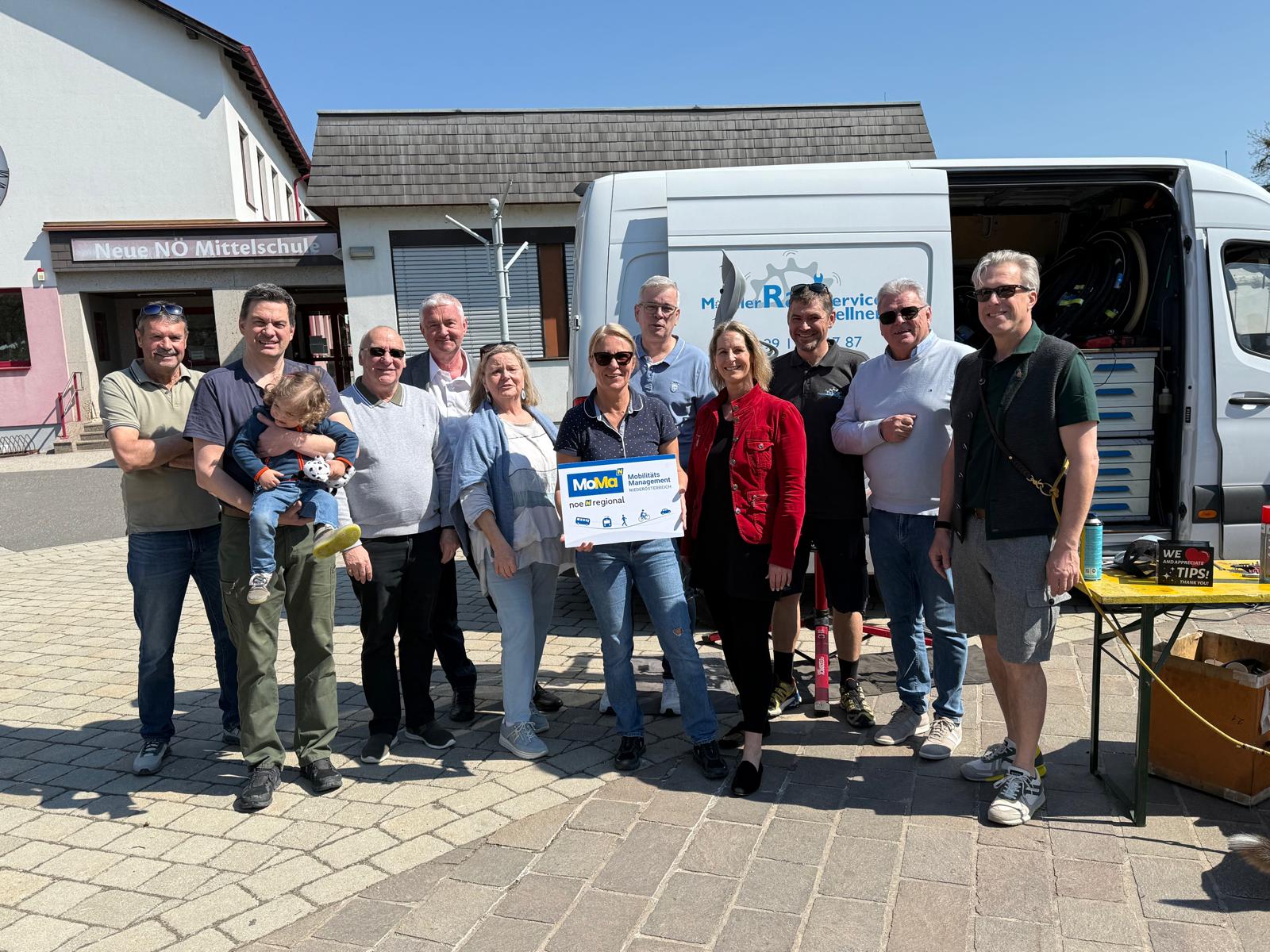 11 Personen mit 1 Kind beim Radreparaturtag in Oberwaltersdorf