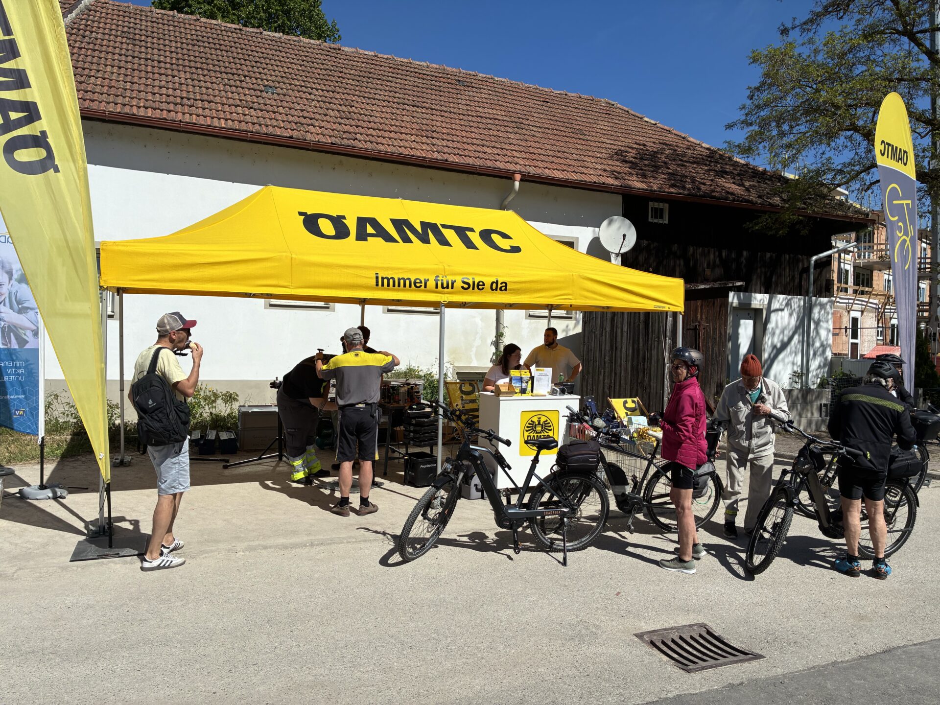 Leute beim Infostand