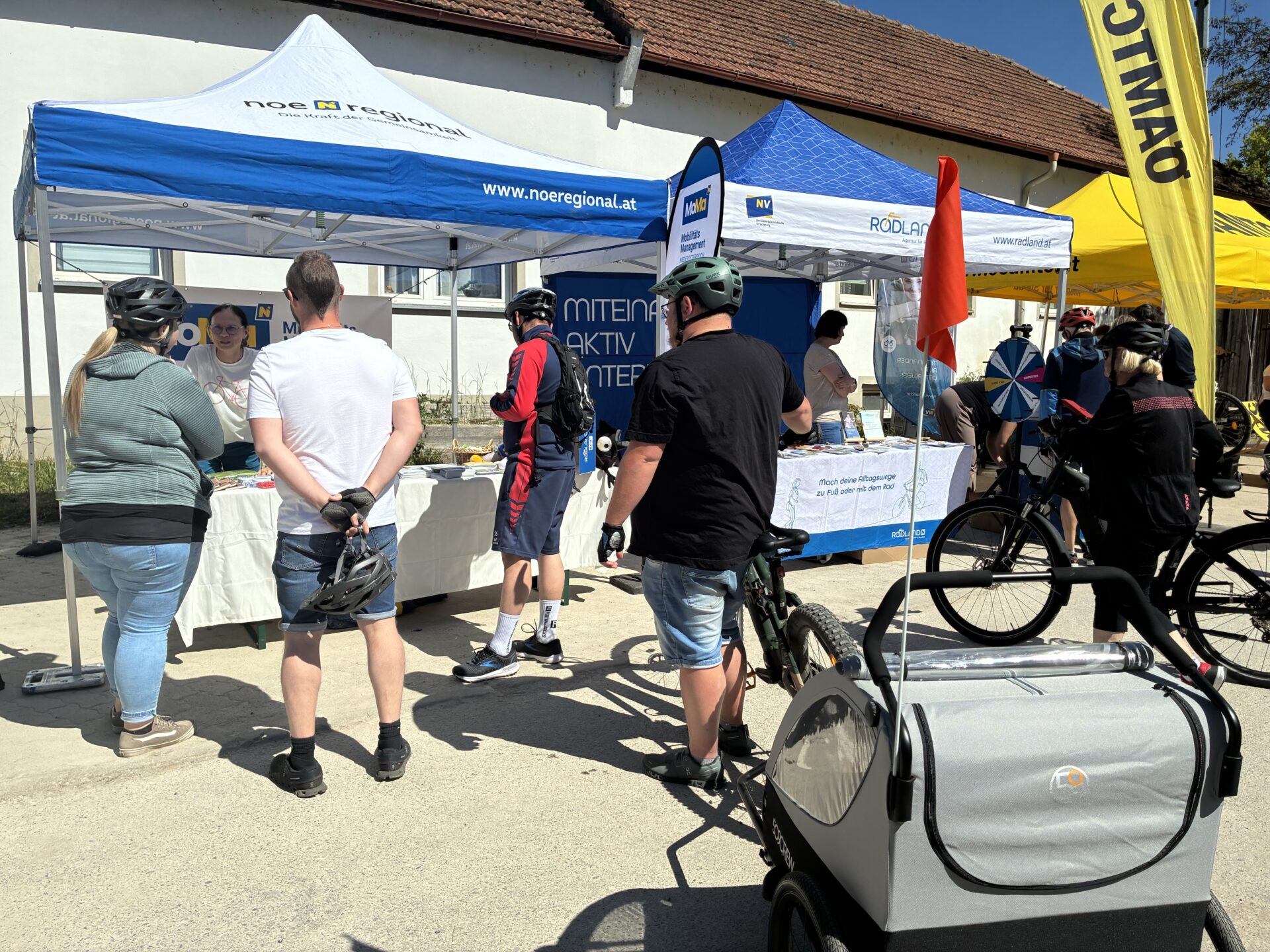 Leute beim Infostand