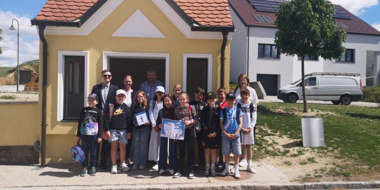 Schüler und Schülerinnen der 4. Klasse in Gaubitsch stehen vor einer Bushaltestelle nach der absolvierten Mobilitätsschule.