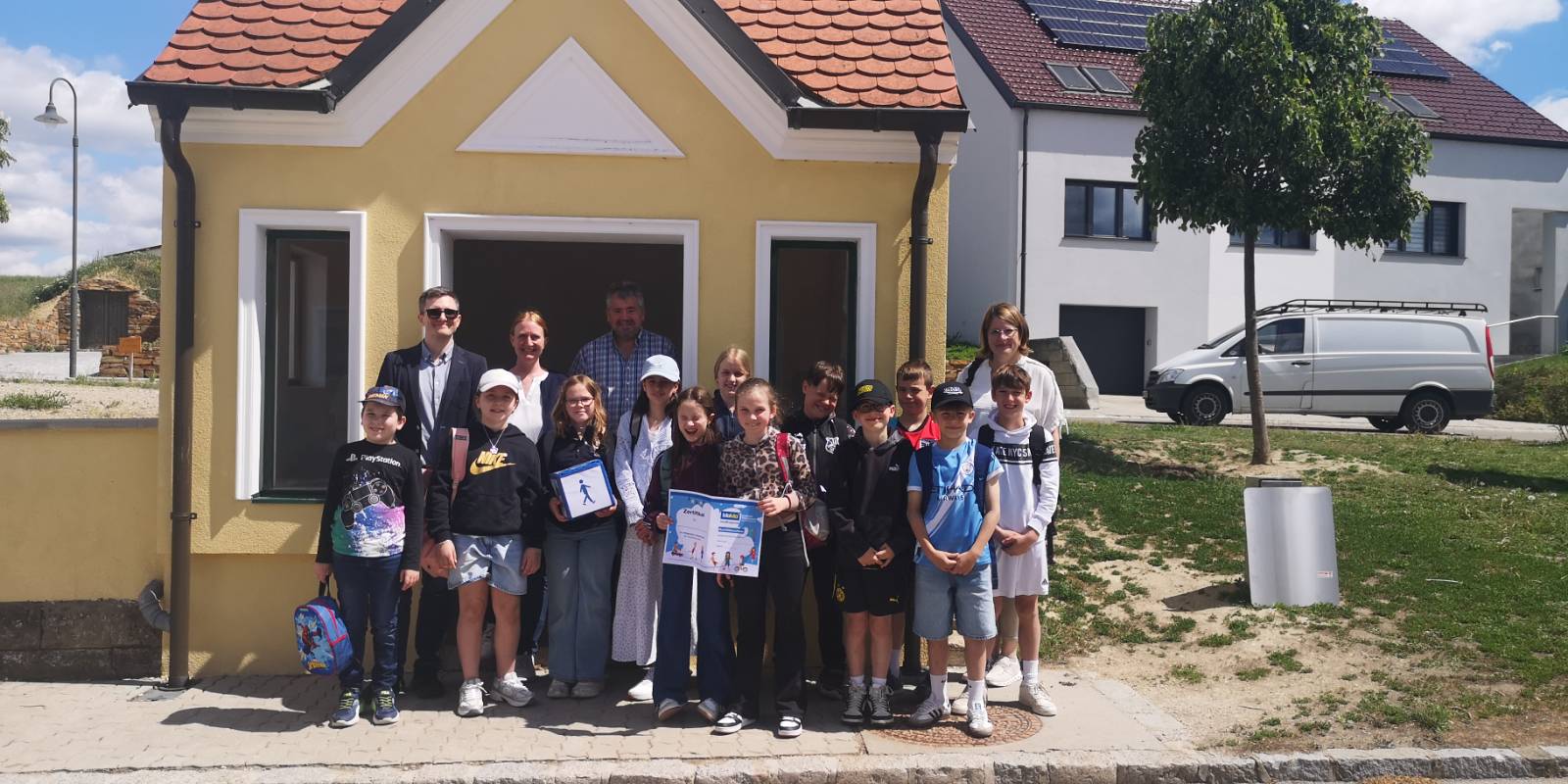Schüler und Schülerinnen der 4. Klasse in Gaubitsch stehen vor einer Bushaltestelle nach der absolvierten Mobilitätsschule.