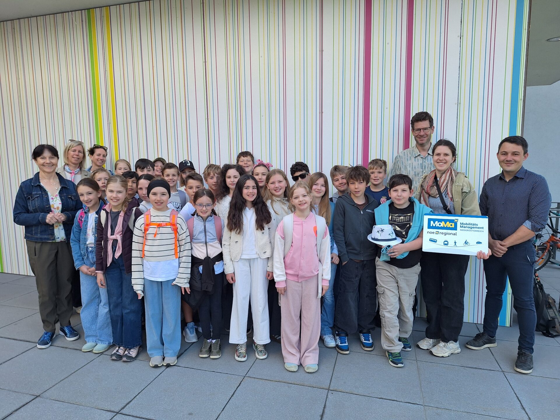 Kindergruppe steht vor ihrer Volksschule