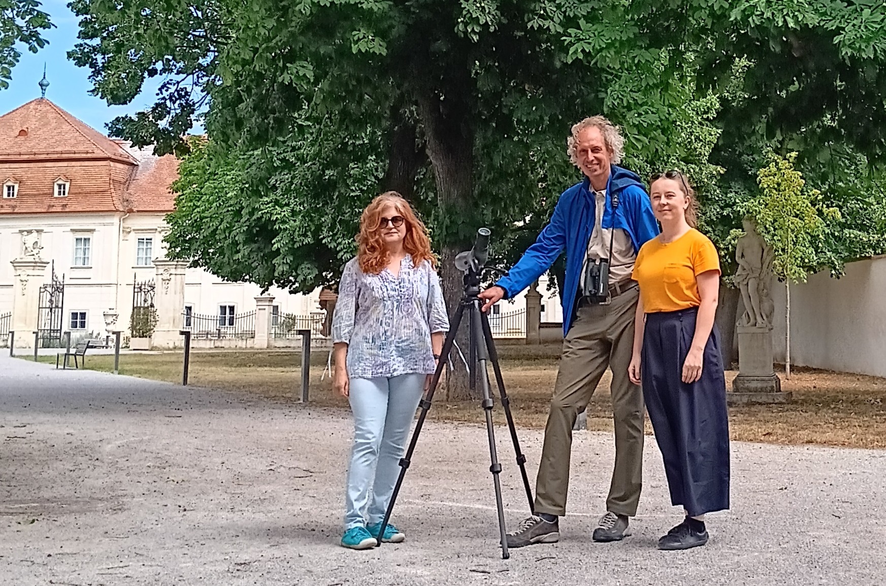 Vor Ort im Marchegger Schlosspark zur Vogelbeobachtung. Mitte Thomas Zuna-Kratky vom Auring, links u. rechts: Sylvia Hysek und Ludmila Glembova, Verwaltung des Kleinprojektefonds SK-AT (NÖ.Regional)