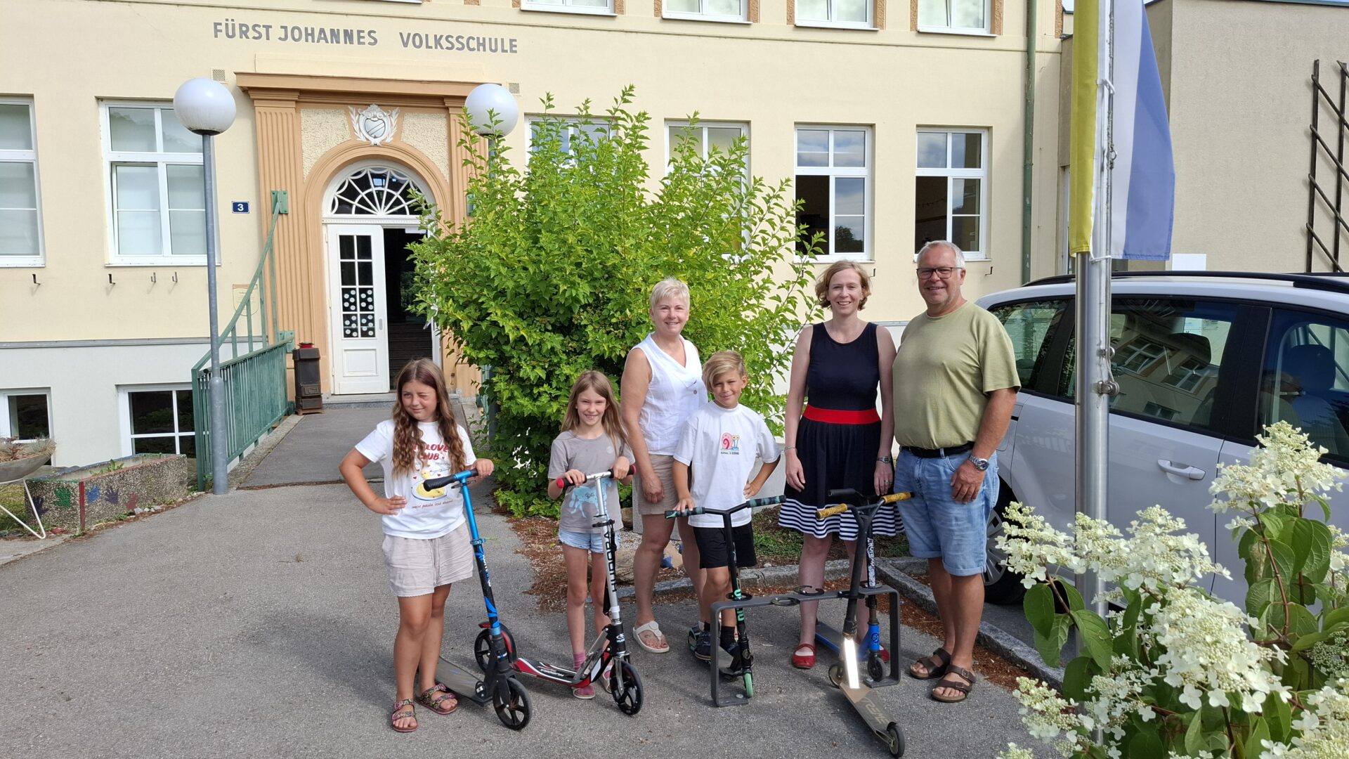 Volksschulkinder mit polit. Vertretern vor neuer Rollerabstellanlage derVS Seebenstein
