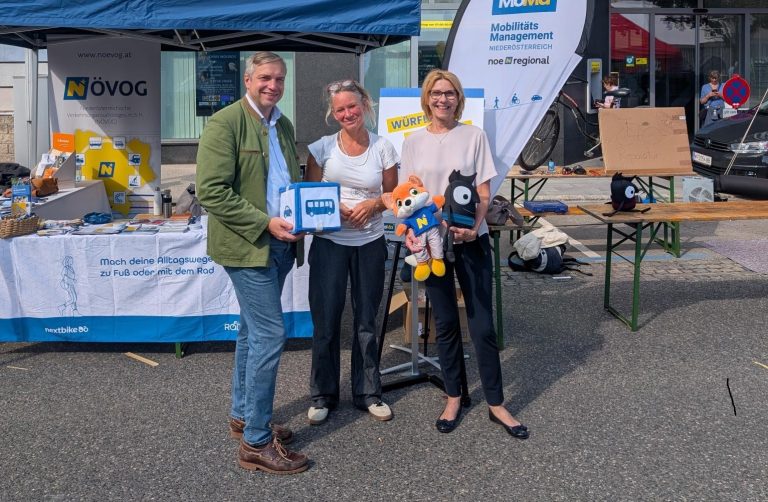 Mobilitätsmanagerin Marceline Martischnig zusammen mit LAbg. Hubert Keyl und Bürgermeisterin Andrea Völkl
