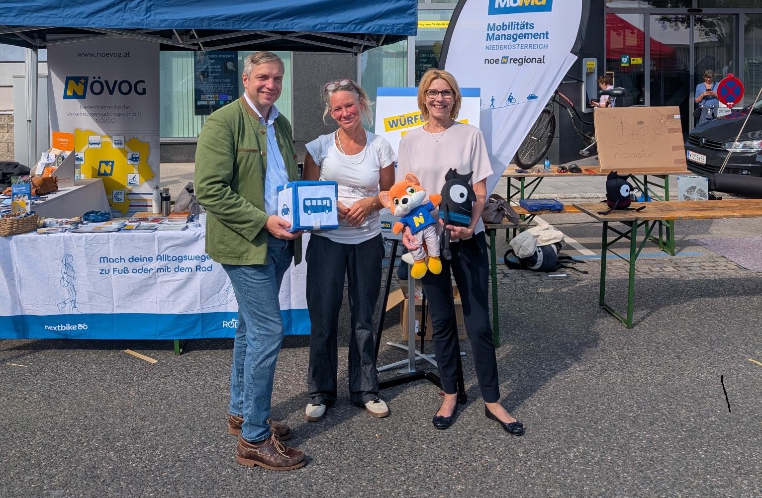Mobilitätsmanagerin Marceline Martischnig zusammen mit LAbg. Hubert Keyl und Bürgermeisterin Andrea Völkl